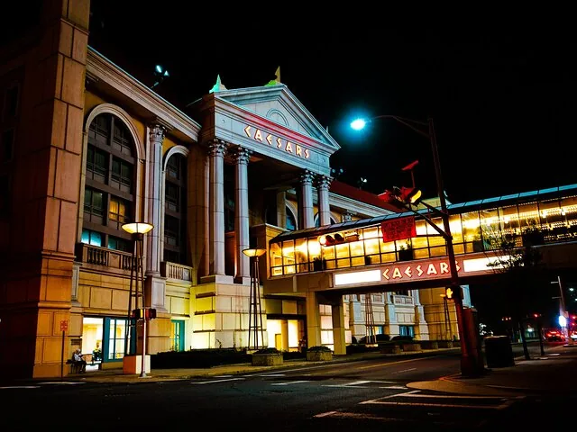 Esterno dell'edificio dell'hotel e casinò Caesars Atlantic City di notte, con colonne visibili